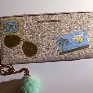 MICHAEL KORS On Vacay!! 😉               Zip Around wallet!!!!